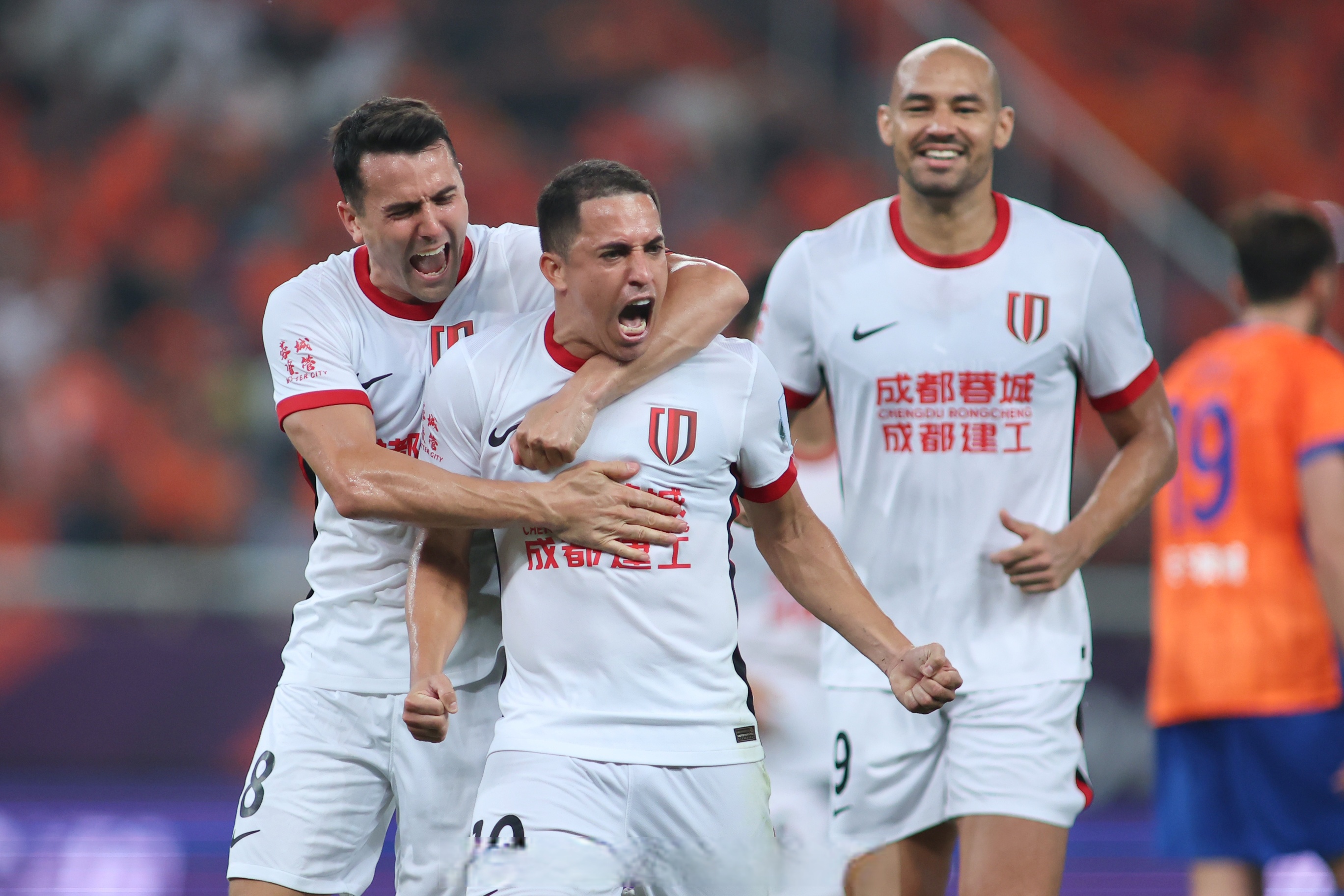 九游中国体育-赛地聚焦：社区盾清晨热度飙升，成都蓉城再遭质疑，质疑声仍在，球队文化再被提及