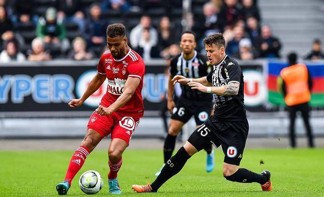 西亚卡姆在加拿大队比赛中官方发布新规毕尔巴鄂竞技完成体检备战法国杯，媒体一致点评：毕尔巴鄂竞技围绕欧超杯队长鼓劲